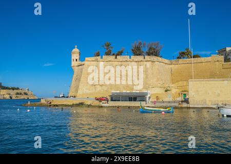 Senglea, Malta - 17 febbraio 2022: Il bastione di Spur con la sua Gardjola (Torre della Guardia) sulla punta, vista dal French Creek. Foto Stock