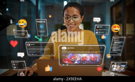 Bellissimo Project Manager dai capelli corti che lavora su un computer in Office. Le icone dei social media di realtà aumentata vengono visualizzate dal notebook del lavoratore. Internet delle cose, connettività e concetto online. Foto Stock