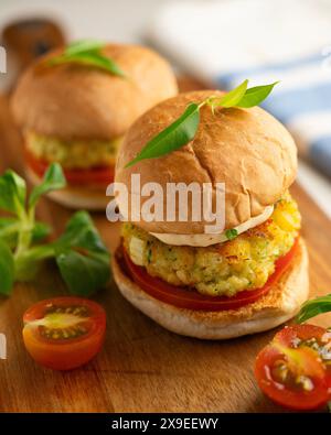 Piccoli hamburger di pesce con verdure. Foto Stock