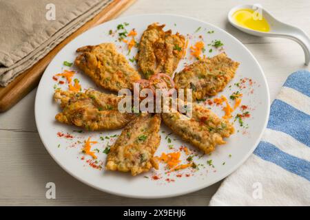 Tapa di acciughe condite con farina e uova in un ristorante spagnolo. Tapa tradizionale della gastronomia spagnola. Foto Stock