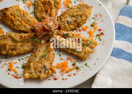 Tapa di acciughe condite con farina e uova in un ristorante spagnolo. Tapa tradizionale della gastronomia spagnola. Foto Stock