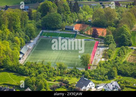 Luftbild, Fußballstadion Sportplatz Ostwig, Tennisplätze, Ostwig, Bestwig, Sauerland, Nordrhein-Westfalen, Deutschland ACHTUNGxMINDESTHONORARx60xEURO *** Vista aerea, stadio di calcio campo sportivo Ostwig, campi da tennis, Ostwig, Bestwig, Sauerland, Renania settentrionale-Vestfalia, Germania ACHTUNGxMINDESTHONORARx60xEURO Foto Stock