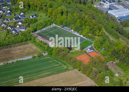 Luftbild, Fußballstadion Sportplatz Ostwig, Tennisplätze, Ostwig, Bestwig, Sauerland, Nordrhein-Westfalen, Deutschland ACHTUNGxMINDESTHONORARx60xEURO *** Vista aerea, stadio di calcio campo sportivo Ostwig, campi da tennis, Ostwig, Bestwig, Sauerland, Renania settentrionale-Vestfalia, Germania ACHTUNGxMINDESTHONORARx60xEURO Foto Stock