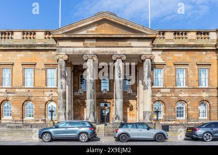 La corte dello sceriffo di Ayr risale al 1818 ed è un esempio eccezionale di corti classiche dei primi anni del XIX secolo nel paese. Foto Stock