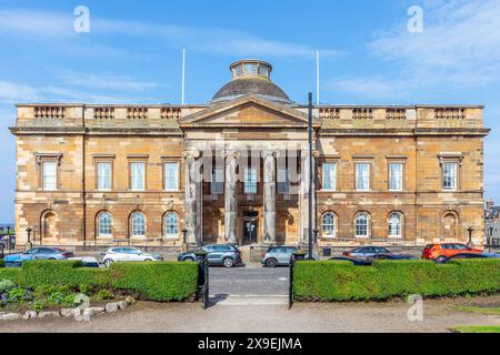 La corte dello sceriffo di Ayr risale al 1818 ed è un esempio eccezionale di corti classiche dei primi anni del XIX secolo nel paese. Foto Stock