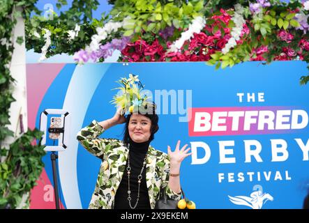 Un pilota in cappello nella giornata delle signore del Betfred Derby Festival all'ippodromo Epsom Downs. Data foto: Venerdì 31 maggio 2024. Foto Stock