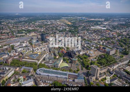 Luftbild, City, Übersicht Innenstadt mit Wallring und Stadtzentrum Geschäftshäuser, Reinoldikirche, Thier Galerie, schwarzer RWE Tower am Hbf Hauptbahnhof, Schauspielhaus, Rathaus und Friedensplatz, hinten Gewerbegebiet Westfalenhütte, Fernsicht Dortmund, Ruhrgebiet, Nordrhein-Westfalen, Deutschland ACHTUNGxMINDESTHONORARx60xEURO *** Vista aerea, città, panoramica centro città con edifici commerciali Wallring e centro città, Reinoldikirche, Thier Galerie, Black RWE Tower alla stazione principale, Schauspielhaus, municipio e Friedensplatz, dietro l'area industriale Westfalenhütte, vista distante Dortmund, R. Foto Stock