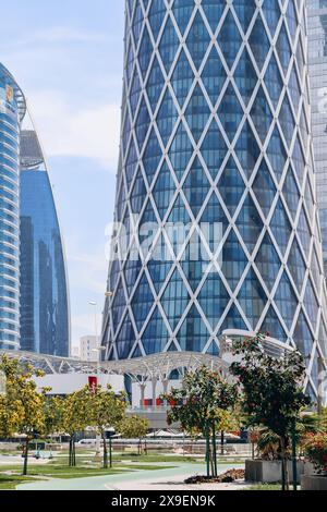 Doha, Qatar - 29 aprile 2024: Zona di West Bay, quartiere degli affari di Doha con grattacieli Foto Stock