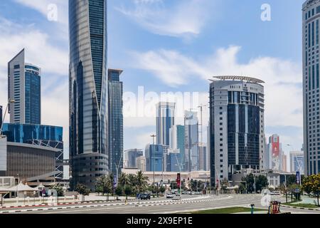 Doha, Qatar - 29 aprile 2024: Zona di West Bay, quartiere degli affari di Doha con grattacieli Foto Stock