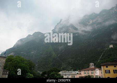 Rival del garda/Itlay/30 May 2024/ . Vista della rivra del garda e della vita sul lago di garda e sulla città italiana di Riva del garda Itlay (foto di Francis Joseph Dean/Dean Pictures) (non per uso commerciale) Foto Stock