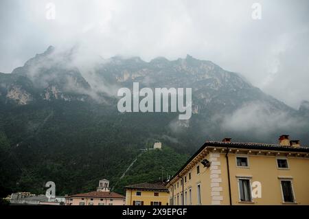 Rival del garda/Itlay/30 May 2024/ . Vista della rivra del garda e della vita sul lago di garda e sulla città italiana di Riva del garda Itlay (foto di Francis Joseph Dean/Dean Pictures) (non per uso commerciale) Foto Stock