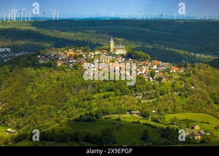 Luftbild, Wohngebiet Ortsansicht Obermarsberg auf einem bewaldeten Berg, vorne römisch-katholische St. Nikolaikirche, hinten Stiftskirche St. Peter und Paul und Hein-Stiftung, im Hintergrund riesiger Windpark und Windräder, Obermarsberg, Marsberg, Sauerland, Nordrhein-Westfalen, Deutschland ACHTUNGxMINDESTHONORARx60xEURO *** Vista aerea, area residenziale vista locale Obermarsberg su una collina boscosa, di fronte alla chiesa cattolica romana di San Nikolaikirche, dietro la chiesa collegiale di San Pietro e Paolo e Fondazione Hein, sullo sfondo enorme parco eolico e turbine eoliche, Obermarsberg, Marsberg, Sauerland, North RH Foto Stock