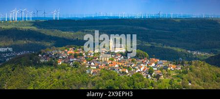 Luftbild, Wohngebiet Ortsansicht Obermarsberg auf einem bewaldeten Berg, vorne römisch-katholische St. Nikolaikirche, hinten Stiftskirche St. Peter und Paul und Hein-Stiftung, im Hintergrund riesiger Windpark und Windräder, Obermarsberg, Marsberg, Sauerland, Nordrhein-Westfalen, Deutschland ACHTUNGxMINDESTHONORARx60xEURO *** Vista aerea, area residenziale vista locale Obermarsberg su una collina boscosa, di fronte alla chiesa cattolica romana di San Nikolaikirche, dietro la chiesa collegiale di San Pietro e Paolo e Fondazione Hein, sullo sfondo enorme parco eolico e turbine eoliche, Obermarsberg, Marsberg, Sauerland, North RH Foto Stock