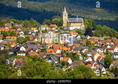 Luftbild, Wohngebiet Ortsansicht Obermarsberg auf einem bewaldeten Berg, vorne römisch-katholische St. Nikolaikirche, hinten Stiftskirche St. Peter und Paul und Hein-Stiftung, Obermarsberg, Marsberg, Sauerland, Nordrhein-Westfalen, Deutschland ACHTUNGxMINDESTHONORARx60xEURO *** Vista aerea, zona residenziale, vista di Obermarsberg su una collina boscosa, di fronte alla chiesa cattolica romana St Nikolaikirche, dietro Stiftskirche St Peter und Paul und Hein Stiftung, Obermarsberg, Marsberg, Sauerland, Nordrhein Westfalen, Germania ACHTUNGxMINDESTHONORARx60xEURO Foto Stock