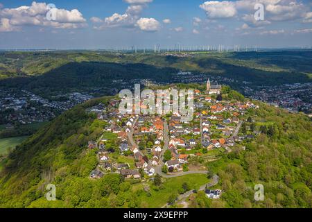 Luftbild, Wohngebiet Ortsansicht Obermarsberg auf einem bewaldeten Berg, vorne römisch-katholische St. Nikolaikirche, hinten Stiftskirche St. Peter und Paul und Hein-Stiftung, im Hintergrund riesiger Windpark und Windräder, Obermarsberg, Marsberg, Sauerland, Nordrhein-Westfalen, Deutschland ACHTUNGxMINDESTHONORARx60xEURO *** Vista aerea, area residenziale vista locale Obermarsberg su una collina boscosa, di fronte alla chiesa cattolica romana di San Nikolaikirche, dietro la chiesa collegiale di San Pietro e Paolo e Fondazione Hein, sullo sfondo enorme parco eolico e turbine eoliche, Obermarsberg, Marsberg, Sauerland, North RH Foto Stock