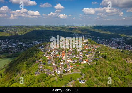 Luftbild, Wohngebiet Ortsansicht Obermarsberg auf einem bewaldeten Berg, vorne römisch-katholische St. Nikolaikirche, hinten Stiftskirche St. Peter und Paul und Hein-Stiftung, im Hintergrund riesiger Windpark und Windräder, Obermarsberg, Marsberg, Sauerland, Nordrhein-Westfalen, Deutschland ACHTUNGxMINDESTHONORARx60xEURO *** Vista aerea, area residenziale vista locale Obermarsberg su una collina boscosa, di fronte alla chiesa cattolica romana di San Nikolaikirche, dietro la chiesa collegiale di San Pietro e Paolo e Fondazione Hein, sullo sfondo enorme parco eolico e turbine eoliche, Obermarsberg, Marsberg, Sauerland, North RH Foto Stock