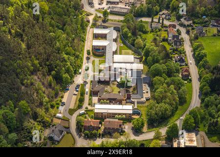 Luftbild, LWL-Klinik Marsberg mit Baustelle und Baukran, Eingangsbereich Besucherbergwerk Kilianstollen, Niedermarsberg, Marsberg, Sauerland, Nordrhein-Westfalen, Deutschland ACHTUNGxMINDESTHONORARx60xEURO *** Vista aerea, LWL Clinic Marsberg con cantiere e gru edile, area di ingresso della miniera di visitatori di Kilianstollen, Niedermarsberg, Marsberg, Sauerland, Renania settentrionale-Vestfalia, Germania ATTENTIONxMINDESTHONORARx60xEURO Foto Stock