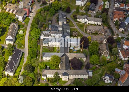 Luftbild, LWL-Klinik Marsberg und Baustelle mit Baukran, Marsberger Spitzbube Kirche, Niedermarsberg, Marsberg, Sauerland, Nordrhein-Westfalen, Deutschland ACHTUNGxMINDESTHONORARx60xEURO *** Vista aerea, LWL Clinic Marsberg e cantiere con gru edile, Marsberger Spitzbube Church, Niedermarsberg, Marsberg, Sauerland, Renania settentrionale-Vestfalia, Germania ATTENTIONxMINDESTHONORARx60xEURO Foto Stock