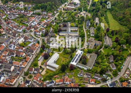 Luftbild, LWL-Klinik Marsberg und Baustelle mit Baukran, Marsberger Spitzbube Kirche, Niedermarsberg, Marsberg, Sauerland, Nordrhein-Westfalen, Deutschland ACHTUNGxMINDESTHONORARx60xEURO *** Vista aerea, LWL Clinic Marsberg e cantiere con gru edile, Marsberger Spitzbube Church, Niedermarsberg, Marsberg, Sauerland, Renania settentrionale-Vestfalia, Germania ATTENTIONxMINDESTHONORARx60xEURO Foto Stock