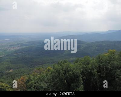 Panorama dal castello di Koenigsbourg nella città europea di Orschwiller, nella regione dell'Alsazia in Francia, cielo nuvoloso nel 2018 caldo giorno d'estate in agosto. Foto Stock