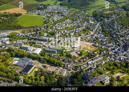 Luftbild, Kardinal-von-Galen-Schule Grundschule, Baustelle für neuen Convivo-Wohnpark am Schwesternheim Ecke Sachsenecke, Neubau Parkplatz, Wohngebiet Olsberg, Sauerland, Nordrhein-Westfalen, Deutschland ACHTUNGxMINDESTHONORARx60xEURO *** Vista aerea, scuola elementare Kardinal von Galen Schule, cantiere per il nuovo parco residenziale Convivo am Schwesternheim angolo Sachsenecke, nuovo parcheggio, zona residenziale Olsberg, Sauerland, Renania settentrionale-Vestfalia, Germania ATTENTIONxMINDESTHONORARx60xEURO Foto Stock