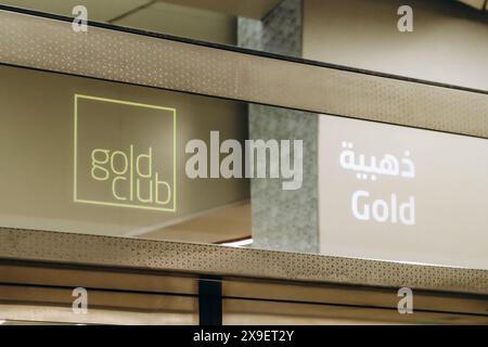 Doha, Qatar - 1° maggio 2024: Firma per l'ingresso alle auto speciali di lusso della metropolitana "Gold" a Doha, Qatar Foto Stock