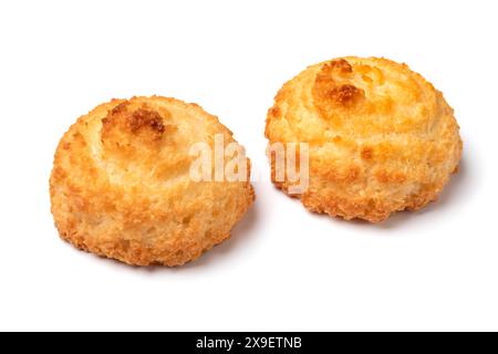 Un paio di biscotti al cocco appena sfornati fatti in casa, isolati su sfondo bianco Foto Stock