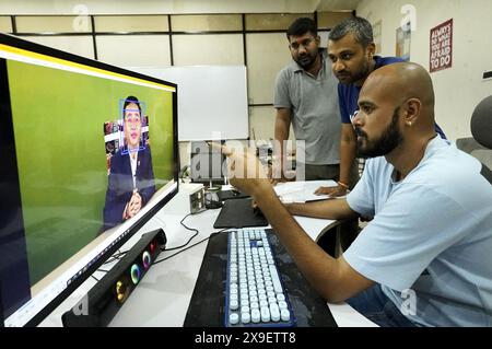 Ajmer, India. 15 maggio 2024. Divyendra Singh Jadoun, proprietaria di Polymath Synthetic Media Solutions, esamina l'analisi facciale di un video del capo del governo dello stato del Sikkim, Tamang. Questo gli permette di creare un avatar. Tra le altre cose, l'azienda crea video falsi per le campagne elettorali. Crediti: Himanshu Sharma/dpa/Alamy Live News Foto Stock