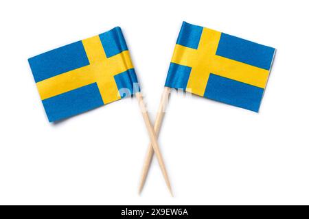 I piccoli flag in carta svedese si chiudono isolati su sfondo bianco Foto Stock