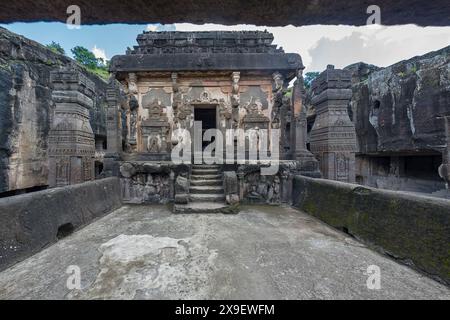 08 18 2006 Tempio di Kailasa, Ellora o Tempio di Kailashanatha, il più grande dei templi indù scavati nella roccia, patrimonio dell'umanità dell'UNESCO Aurangabad ufficialmente kn Foto Stock