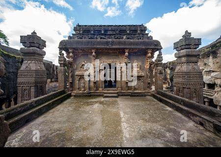 08 18 2006 Tempio di Kailasa, Ellora o Tempio di Kailashanatha, il più grande dei templi indù scavati nella roccia, patrimonio dell'umanità dell'UNESCO Aurangabad ufficialmente kn Foto Stock