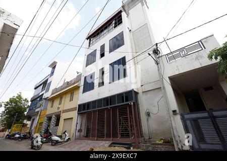 Ajmer, India. 15 maggio 2024. L'azienda di Divyendra Singh Jadoun, Polymath Synthetic Media Solutions, si trova al primo piano di questo edificio. Vive nel resto dell'edificio con la sua famiglia. Tra le altre cose, la società crea video deepfake per la campagna elettorale. Crediti: Himanshu Sharma/dpa/Alamy Live News Foto Stock