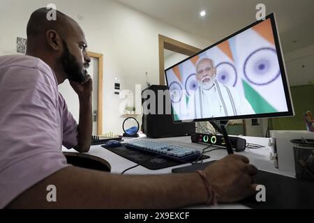 Ajmer, India. 15 maggio 2024. Divyendra Singh Jadoun, proprietaria di Polymath Synthetic Media Solutions, mostra un video dimostrativo ai potenziali clienti. Qui lascia parlare il primo ministro indiano modi. Tra le altre cose, l'azienda crea video falsi per le campagne elettorali. Crediti: Himanshu Sharma/dpa/Alamy Live News Foto Stock