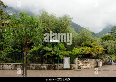 Rival del garda/Itlay/30 May 2024/ . Vista della rivra italiana del garda e della vita sul lago di garda e sulla città italiana di Riva del garda Itlay Foto Stock