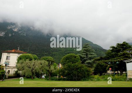 Rival del garda/Itlay/30 May 2024/ . Vista della rivra italiana del garda e della vita sul lago di garda e sulla città italiana di Riva del garda Itlay Foto Stock