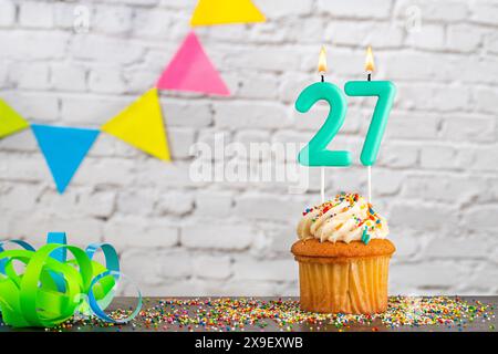 Candle Number 27 - Festa di compleanno con cupcake Foto Stock