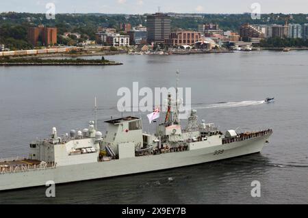 HMCS Charlottetown (FFH 339), una fregata classe Halifax della Royal Canadian Navy raffigurata nel porto di Halifax durante la Halifax International Fleet Week Foto Stock