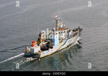 HMCS Moncton, una nave da difesa costiera classe Kingston della Royal Canadian Navy nella foto nel porto di Halifax nel 2023 Foto Stock