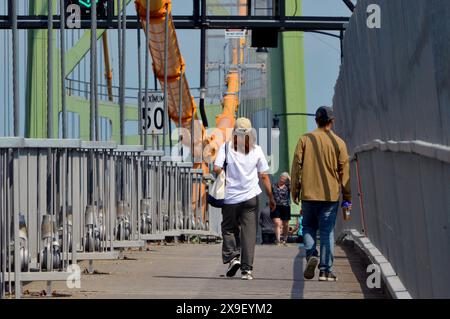 Passerella pedonale sul ponte Angus L. Macdonald a Halifax, nuova Scozia, Canada Foto Stock