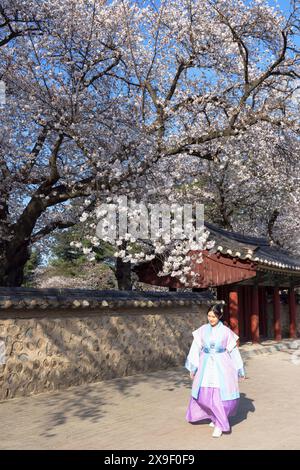 Donna che indossa un abito tradizionale all'esterno della Tomba reale di Re Michu nel complesso della Tomba di Daereungwon (sito Patrimonio dell'Umanità dell'UNESCO), Gyeongju, Corea del Sud Foto Stock