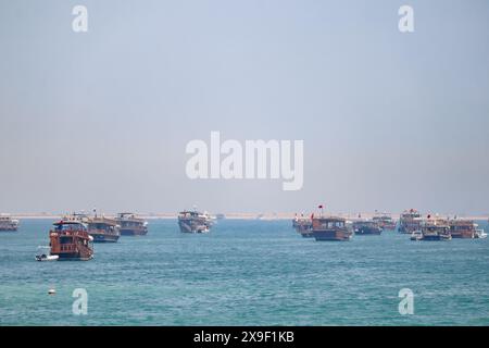 Navi nella baia del Golfo Persico, vicino all'area di Katara a Doha. Foto Stock