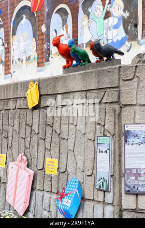 Sculture sulle pareti nel villaggio culturale Gamcheon, Busan, Corea del Sud Foto Stock