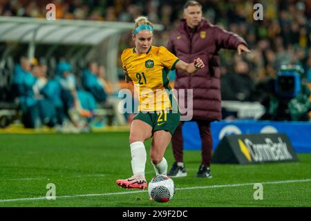 Adelaide, Australia. 31 maggio 2024. Adelaide, Australia, 31 maggio 2024: Ellie Carpenter (21 Australia) passa la palla durante l'amichevole internazionale tra Australia e Cina all'Adelaide Oval di Adelaide, Australia. (NOE Llamas/SPP) credito: SPP Sport Press Photo. /Alamy Live News Foto Stock