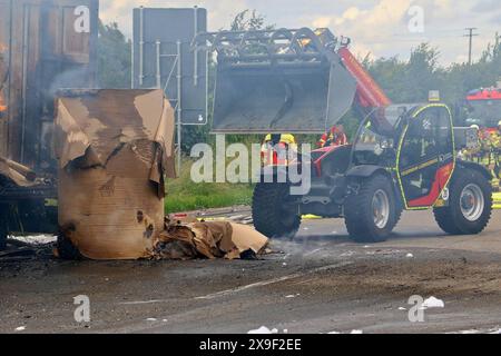 ***BILDER- & INFOUPDATE PRESSEMITTEILUNG*** LKW mit Papierrollen brennt auf der A81 in voller Ausdehnung - Mehrstündige Vollsperrung führt zu Verkehrschaos 22.05.2024: Pressemitteilungen des Polizeipräsidiums Ludwigsburg: Polizeipräsidium Ludwigsburg POL-LB: BAB 81/Pleidelsheim: Fahrstreifen der Autobahn nach Fahrzeugbrand wieder frei gegeben Ludwigsburg ots Nachdem es am Mittwoch 22.05.2024 kurz vor 13,00 Uhr im Bereich der Anschlussstelle Pleidelsheim zu einem LKW-Brand gekommen ist siehe Erstmeldung: https://www.presseportal.de/blaulicht/pm/110974/5784839, konnte gegen 15,50 Uhr der linke F Foto Stock