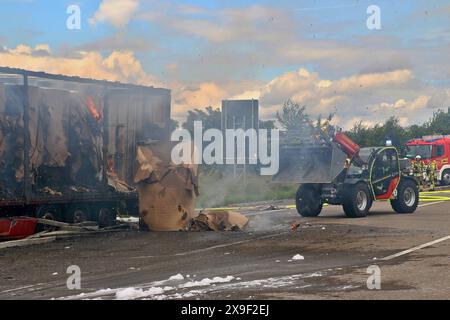 ***BILDER- & INFOUPDATE PRESSEMITTEILUNG*** LKW mit Papierrollen brennt auf der A81 in voller Ausdehnung - Mehrstündige Vollsperrung führt zu Verkehrschaos 22.05.2024: Pressemitteilungen des Polizeipräsidiums Ludwigsburg: Polizeipräsidium Ludwigsburg POL-LB: BAB 81/Pleidelsheim: Fahrstreifen der Autobahn nach Fahrzeugbrand wieder frei gegeben Ludwigsburg ots Nachdem es am Mittwoch 22.05.2024 kurz vor 13,00 Uhr im Bereich der Anschlussstelle Pleidelsheim zu einem LKW-Brand gekommen ist siehe Erstmeldung: https://www.presseportal.de/blaulicht/pm/110974/5784839, konnte gegen 15,50 Uhr der linke F Foto Stock