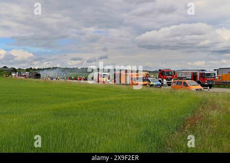 ***BILDER- & INFOUPDATE PRESSEMITTEILUNG*** LKW mit Papierrollen brennt auf der A81 in voller Ausdehnung - Mehrstündige Vollsperrung führt zu Verkehrschaos 22.05.2024: Pressemitteilungen des Polizeipräsidiums Ludwigsburg: Polizeipräsidium Ludwigsburg POL-LB: BAB 81/Pleidelsheim: Fahrstreifen der Autobahn nach Fahrzeugbrand wieder frei gegeben Ludwigsburg ots Nachdem es am Mittwoch 22.05.2024 kurz vor 13,00 Uhr im Bereich der Anschlussstelle Pleidelsheim zu einem LKW-Brand gekommen ist siehe Erstmeldung: https://www.presseportal.de/blaulicht/pm/110974/5784839, konnte gegen 15,50 Uhr der linke F Foto Stock