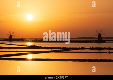 Splendido tramonto sulle saline di Mozia con gli storici mulini a vento Foto Stock