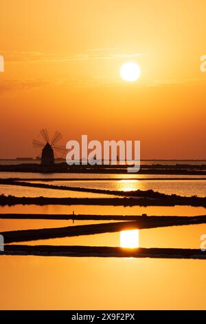 Splendido tramonto sulle saline di Mozia con gli storici mulini a vento Foto Stock