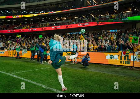 Adelaide, Australia. 31 maggio 2024. Adelaide, Australia, 31 maggio 2024: Ellie Carpenter (21 Australia) calcia una palla nella folla durante l'amichevole internazionale tra Australia e Cina all'Adelaide Oval di Adelaide, Australia. (NOE Llamas/SPP) credito: SPP Sport Press Photo. /Alamy Live News Foto Stock