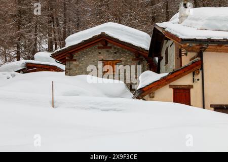 piccolo villaggio di montagna coperto di neve Foto Stock